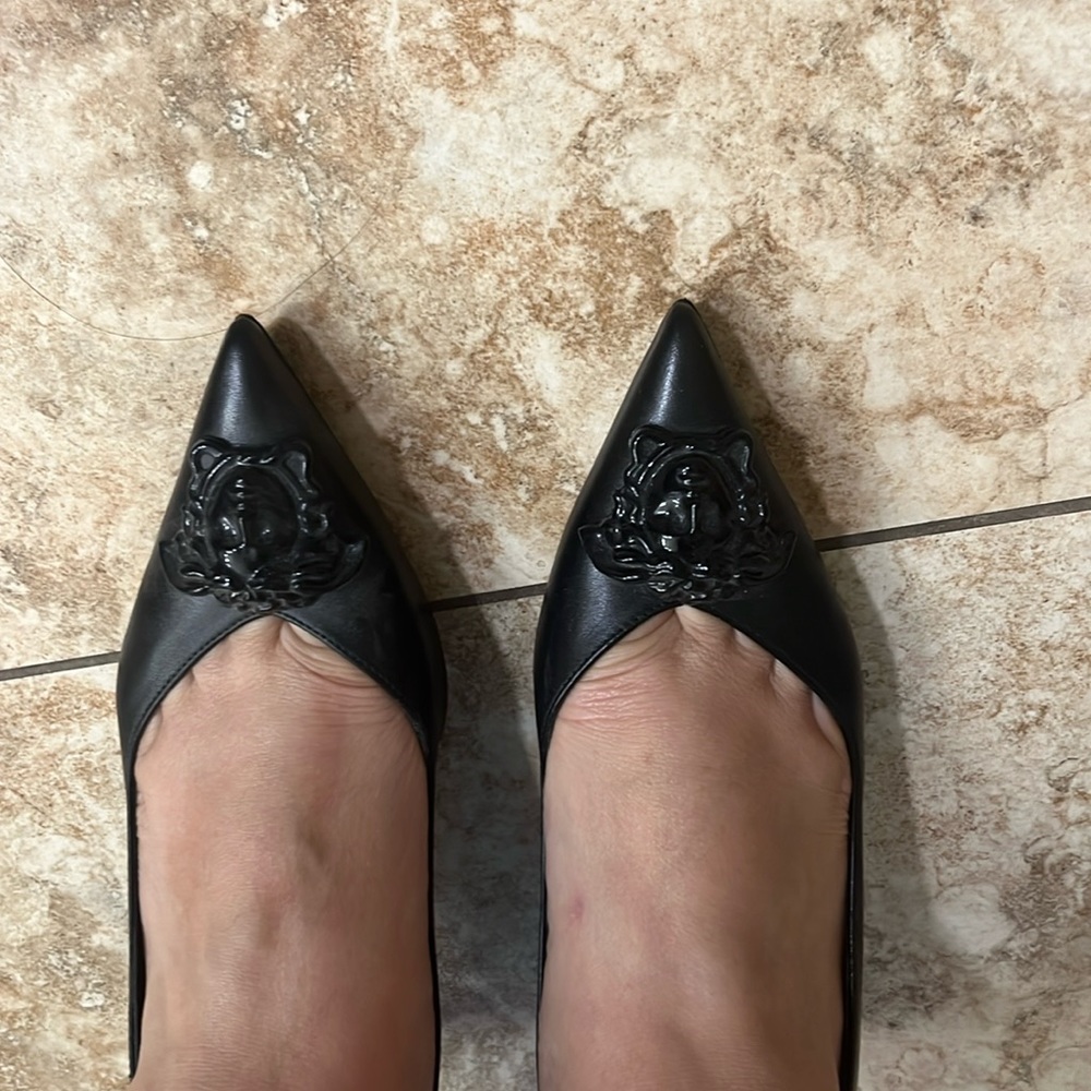 💯 Authentic brand new Versace classic pumps! 👠